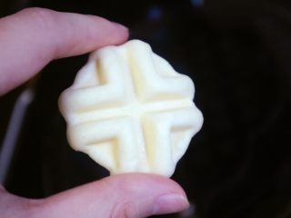 19、宝宝辅食之原味芝士夹心华夫饼(酵母版),这样可以拿出来也熟了但没有颜色,可以在烙几秒钟,这个锅上色很快记得勤翻面