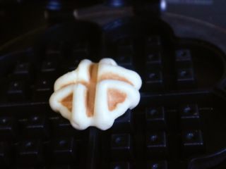 20、宝宝辅食之原味芝士夹心华夫饼(酵母版),两面颜色金黄即可,如图