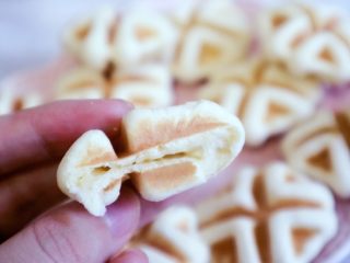 21、宝宝辅食之原味芝士夹心华夫饼(酵母版),热时候芝士是可以拉出丝的,我这个是凉时候拍的