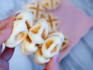 23、宝宝辅食之原味芝士夹心华夫饼(酵母版),很香,没有蛋糕版软但一岁以上宝宝绝对hold住,爱吃面食的宝宝可以尝试做下