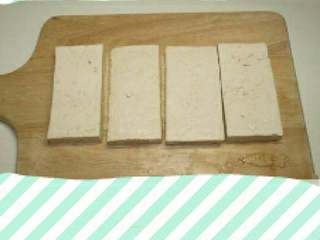 1、韩式烤肉披萨,豆腐切成适当的厚度，放盐20分钟