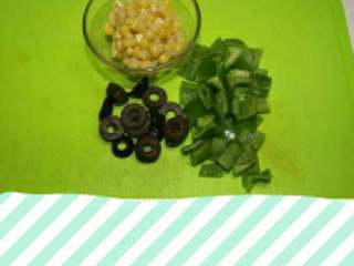 2、韩式烤肉披萨,用玉米罐头，黑橄榄和灯笼椒切成手指甲一样大