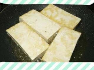 4、韩式烤肉披萨,豆腐放在煎锅里煎