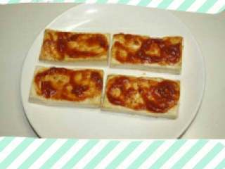 5、韩式烤肉披萨,煎好的豆腐抹上意面酱