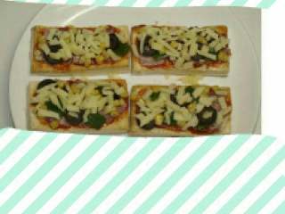 6、韩式烤肉披萨,准备好的材料放上去，用烤箱（190度）热一下，奶酪融化就可以