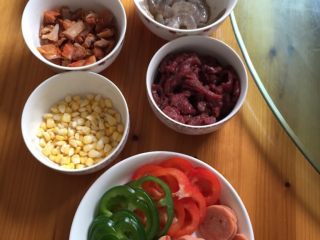 1、大虾牛肉披萨,所有材料准备好，如图