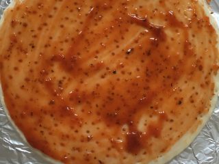 2、大虾牛肉披萨,烤盘上铺一层锡箔纸，披萨饼刷一层披萨酱