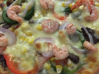 6、大虾牛肉披萨,如图，切好可以吃了。