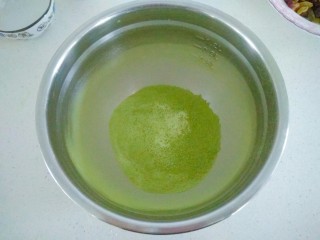 2、抹茶雪花酥,抹茶粉和奶粉过筛混合均匀，备用。