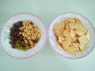 3、抹茶雪花酥,熟核桃仁和饼干掰碎，备用。