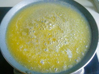 5、抹茶雪花酥,保持小火，待黄油全部融化。