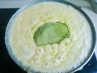 8、抹茶雪花酥,加入混合过筛的奶粉抹茶粉。