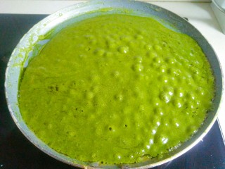 9、抹茶雪花酥,翻拌均匀，关火。