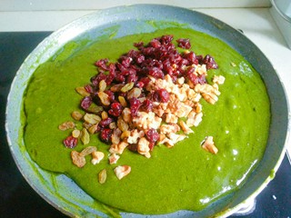 10、抹茶雪花酥,加入蔓越莓干、葡萄干、熟核桃碎。