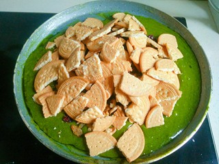 11、抹茶雪花酥,继续加入饼干碎。