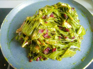 12、抹茶雪花酥,翻拌均匀。