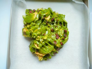 13、抹茶雪花酥,倒入垫油纸的烤盘中。