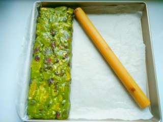 14、抹茶雪花酥,戴一次性手套趁热塑型，可借助擀面杖。