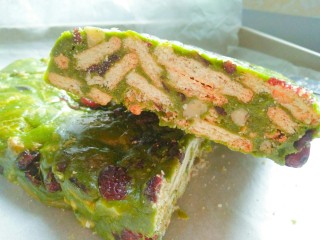 15、抹茶雪花酥,待完全冷却后切小块即可。