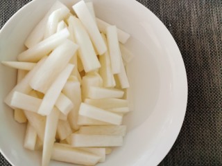 9、酸辣萝卜条,看 析出好多水分 