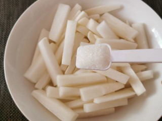 10、酸辣萝卜条,将水倒掉  撒入1汤匙白糖  用同样的方法再腌制10分钟
