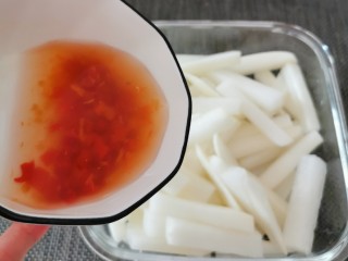 15、酸辣萝卜条,倒入碗汁