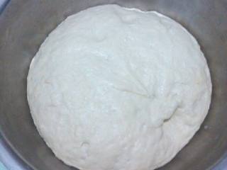 1、微波炉版披萨,用酵母粉温水泡打粉和面，和好后放温暖处发酵至两倍大