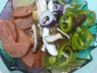 2、微波炉版披萨,洋葱尖椒香菇切条，火腿切半圆