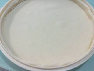 4、微波炉版披萨,烤盘底刷层油，铺入薄饼，留好边缘，防止烤制时汁酱外流