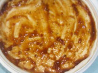 5、微波炉版披萨,倒入披萨酱，涂抹均匀