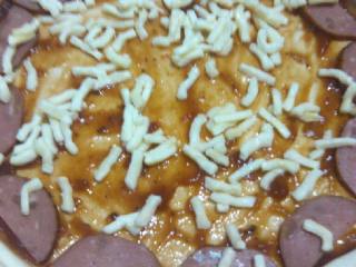 6、微波炉版披萨,火腿贴边围一圈，撒一层马苏里拉芝士碎