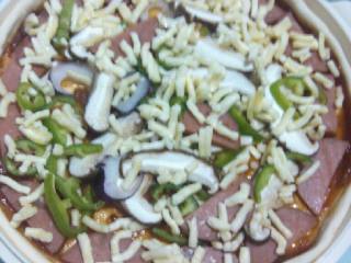 7、微波炉版披萨,撒上尖椒洋葱香菇，再撒一层芝士碎