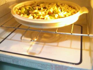 8、微波炉版披萨,入微波炉中火烤十二到十五分钟，微波炉各有不同，具体视情况定