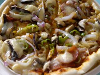 9、微波炉版披萨,烤好的披萨酥香拉丝，取出切六份即可食用