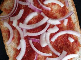 2、土司披萨#健康美颜餐#,撒上洋葱碎