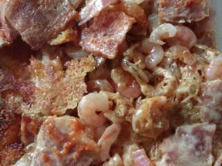 5、土司披萨#健康美颜餐#,将土司放在平底锅中，盖上盖子小火烤至虾仁变色奶酪融化即可