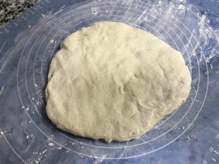 2、榴莲披萨,面团压一压排气