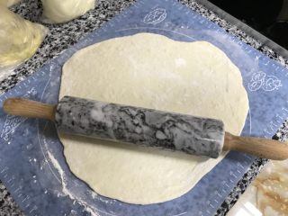 3、榴莲披萨,擀成薄的面皮
