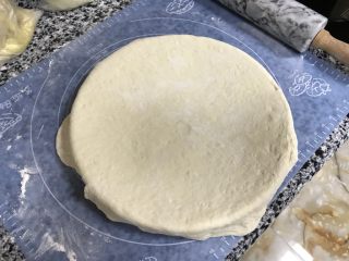 4、榴莲披萨,放在烤盘里