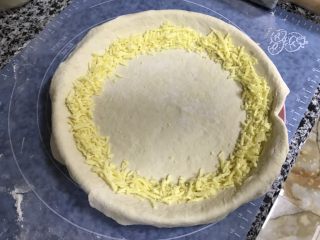 5、榴莲披萨,先围一圈芝士