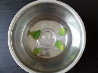 2、水波蛋意面,薄荷叶洗净，用淡盐水浸泡片刻；