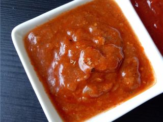 3、水波蛋意面,将肉酱盛在碟子里；肉酱可以直接食用；