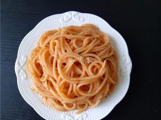 9、水波蛋意面,将意面盛进碟子里；