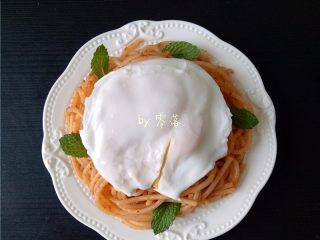 11、水波蛋意面,鸡蛋磕进锅里，煮熟，捞出，放在意面上；旁边装饰薄荷叶；