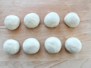 5、热狗面包,取出揉匀排气分成均匀的八份，覆盖保鲜膜松弛20分钟