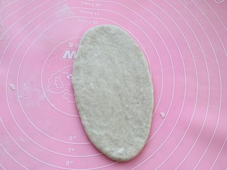 6、热狗面包,取一个面团擀成椭圆形