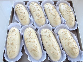 9、热狗面包,再次发酵至原来的1.5倍大，上面刷一层薄蛋液撒上适量芝麻