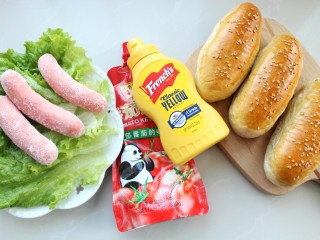 11、热狗面包,准备好热狗肠、酱料和生菜叶