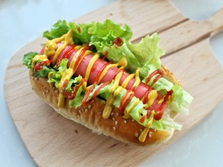 14、热狗面包,最后再按照自己的喜好挤上酱料就大功告成啦！