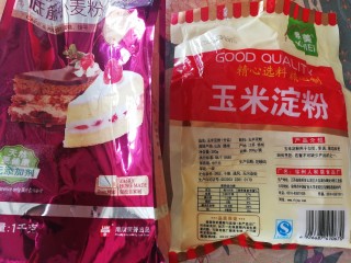 1、咸蛋黄肉松一口酥,准备好材料